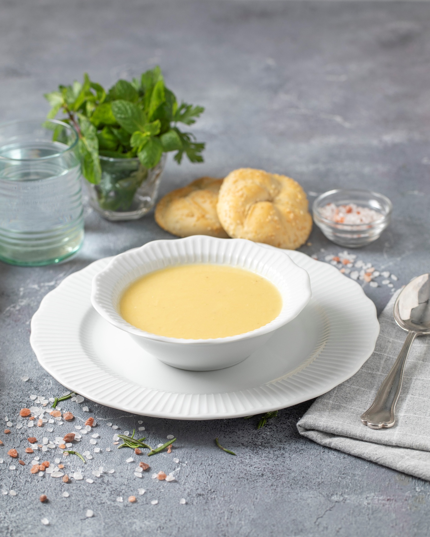 sofra takımı, yemek servis takımı, tabak çanak, yemek, gıda içeren bir resim Yapay zeka tarafından oluşturulmuş içerik yanlış olabilir.