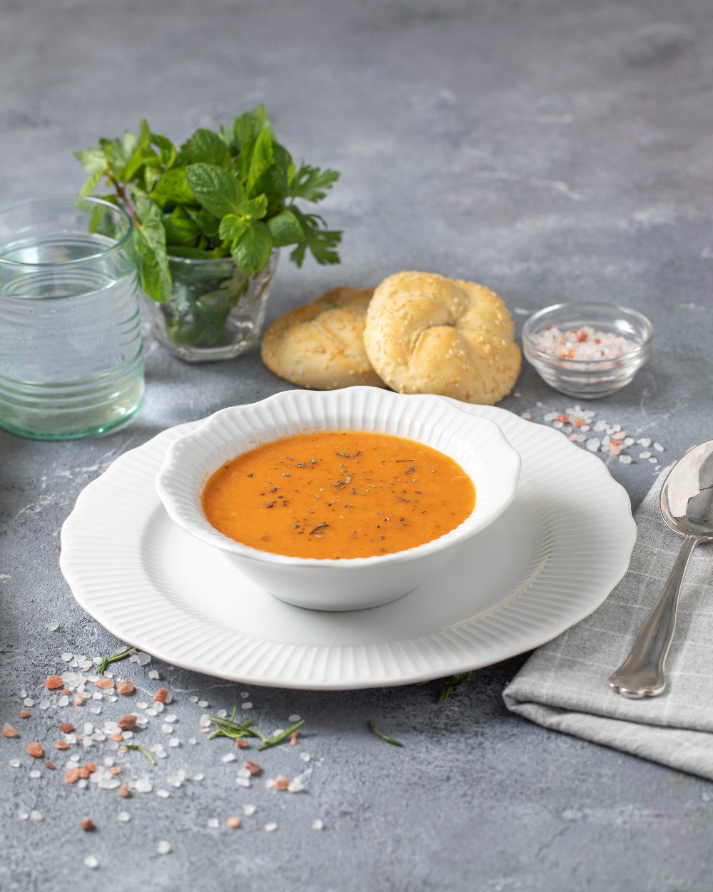 tabak, levha, sofra takımı, yemek, gıda, yer içeren bir resim Yapay zeka tarafından oluşturulmuş içerik yanlış olabilir.